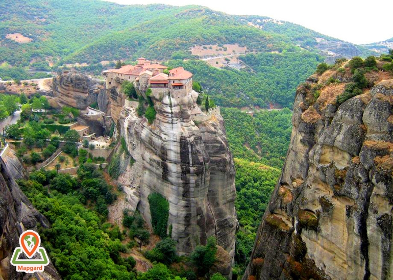 صخره های معلق معبد متورا (Metéora) در یونان (Greece)