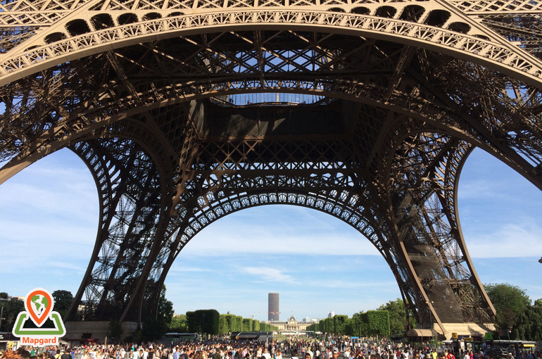 پایه‌های غول‌آسای برج ایفل (Eiffel Tower)