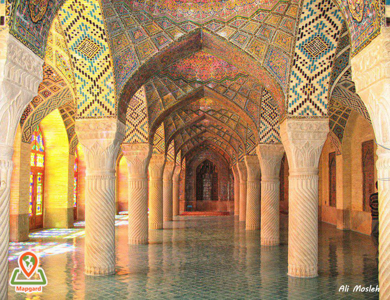 ستون های شبستان غربی مسجد نصیر الملک