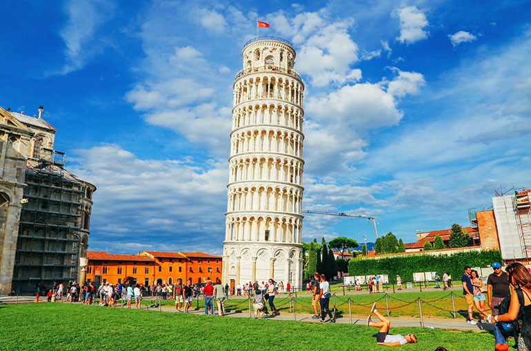 4) برج کج پیزا (Leaning Tower of Pisa)