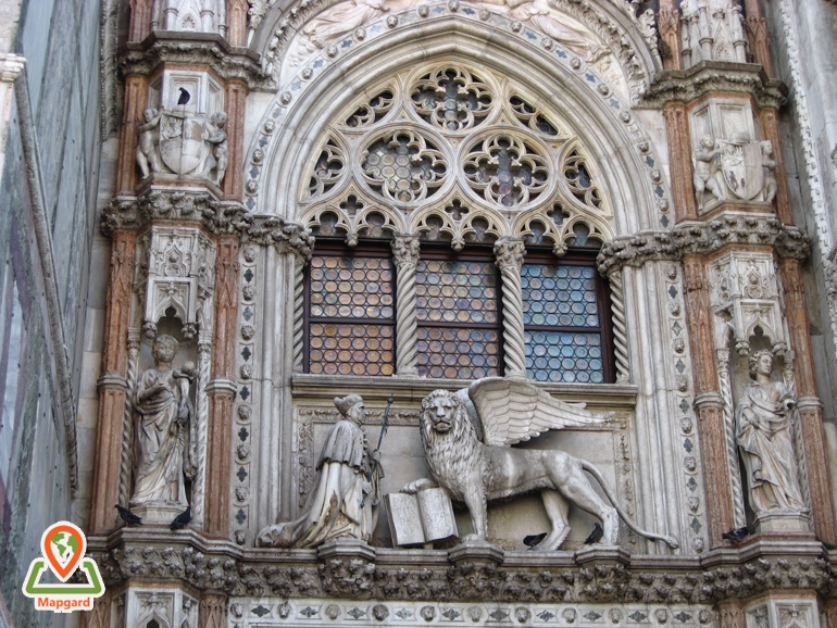 دوک فرانسسکو (Francesco Foscari) در مقابل شیر سینت مارکو (Lion of St. Mark) زانو زده است