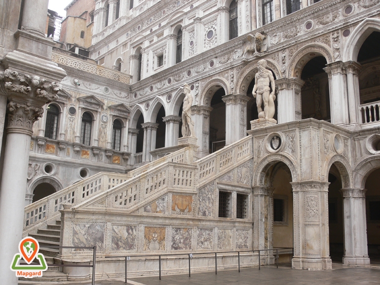 طاق فاسکاری و راه پله غول ها کاخ دوک (Foscari Arch and Scala dei Giganti)