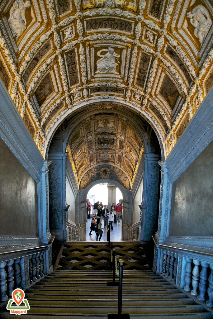 راه پله ای طلایی و فوق العاده  قصر دوک