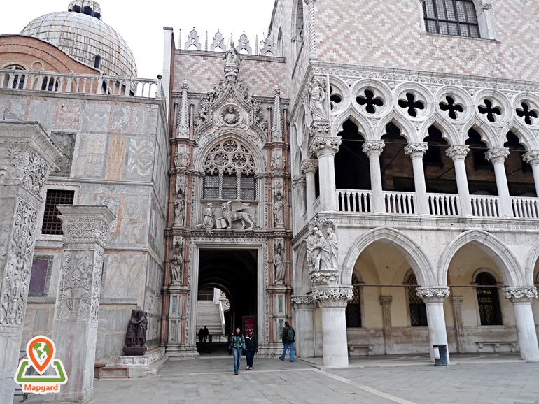 ورودی اصلی کاخ دوک - دروازه کاغذ (Porta della Carta)