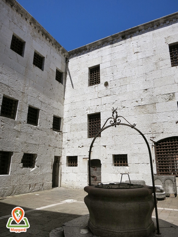 حیاط زندان کاخ دوک ونیز