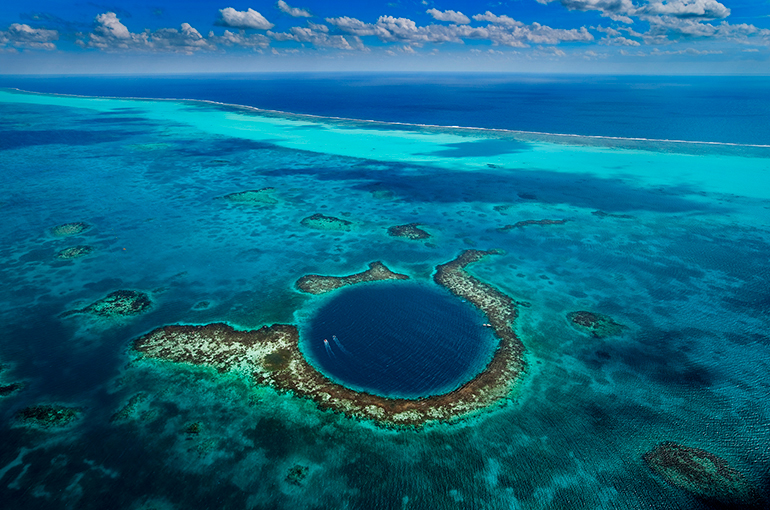 6) گودال آبی بزرگ (The Great Blue Hole) | بلیز (Belize)