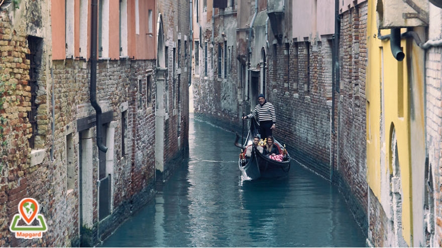 قایق سواری رمانتیک در ونیز، ایتالیا