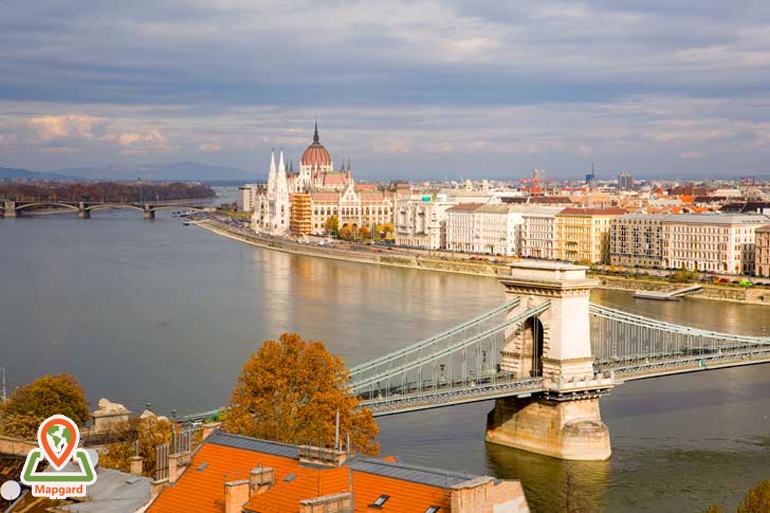مجارستان (Hungary) بروید و در رود دانوب (Danube)