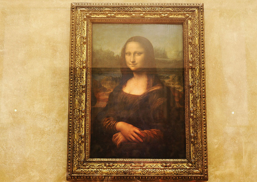 تماشای تابلوی مونالیزا در موزه لور (Louvre Museum)، پاریس، فرانسه