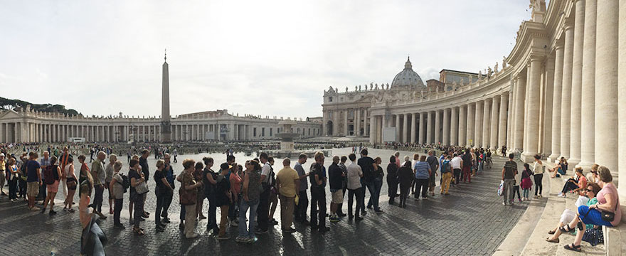 لذت بردن از میدان سینت پیتر (Saint Peter) قبل از ورود به باسیلیکا، واتیکان1
