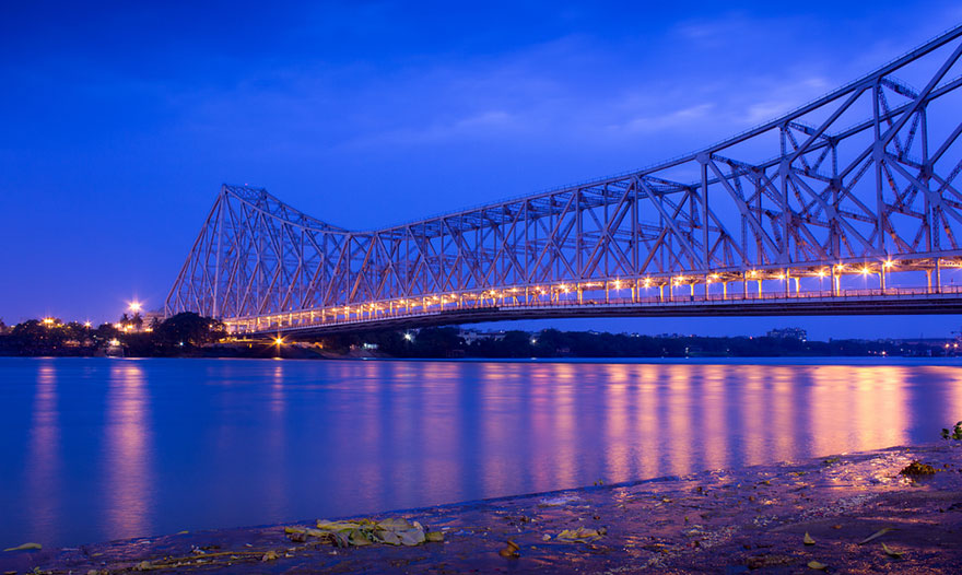 راه رفتن روی پل هورا (Howrah) در کلکته (Kolkata)، هند