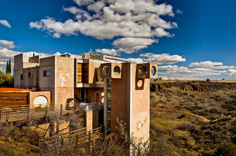 1) آرکوسانتی (Arcosanti)، میر (Mayer)، آریزونا (Arizona) 1) آرکوسانتی (Arcosanti)، میر (Mayer)، آریزونا (Arizona)