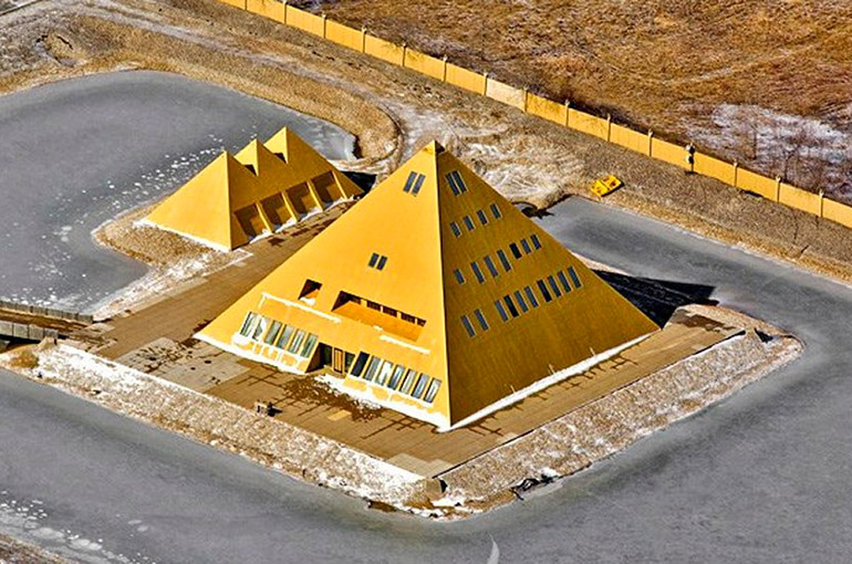 12) خانه هرم طلایی (Gold Pyramid House)، وادزورث (Wadsworth)، ایلینوی (Illinois) 12) خانه هرم طلایی (Gold Pyramid House)، وادزورث (Wadsworth)، ایلینوی (Illinois)