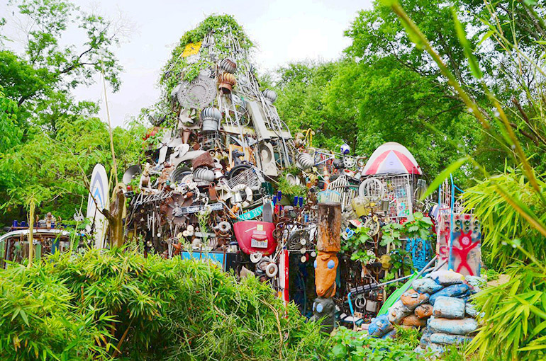 2) کلیسای جامع جانک (Cathedral of Junk)، آستین (Austin)، تگزاس (Texas) 2) کلیسای جامع جانک (Cathedral of Junk)، آستین (Austin)، تگزاس (Texas)