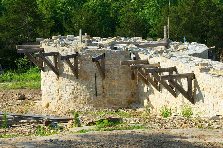 5) قلعه قرون وسطایی اوزارک (Ozark Medieval Fortress)، لیدهیل (Lead Hill)، آرکانزاس (Arkansas) 5) قلعه قرون وسطایی اوزارک (Ozark Medieval Fortress)، لیدهیل (Lead Hill)، آرکانزاس (Arkansas)