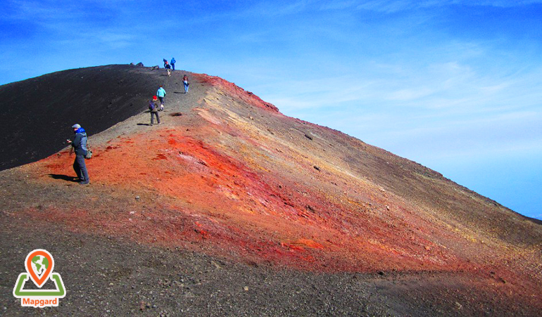 پیاده روی در مسیر کوه آتشفشانی اتنا (Mount Etna)