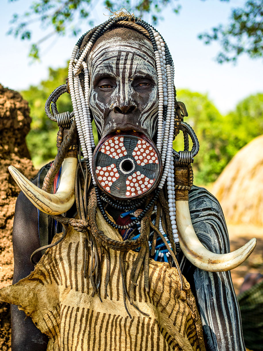 زنی از قبیله مورسی (Mursi Tribe) زنی از قبیله مورسی (Mursi Tribe)