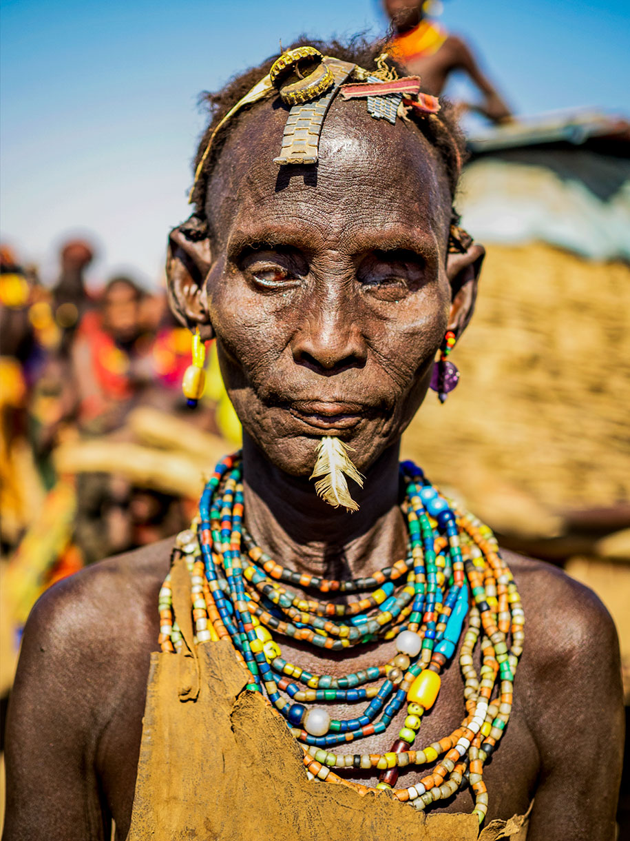 زنی کور از قبیله داسانچ (Dassanech Tribe) زنی کور از قبیله داسانچ (Dassanech Tribe)